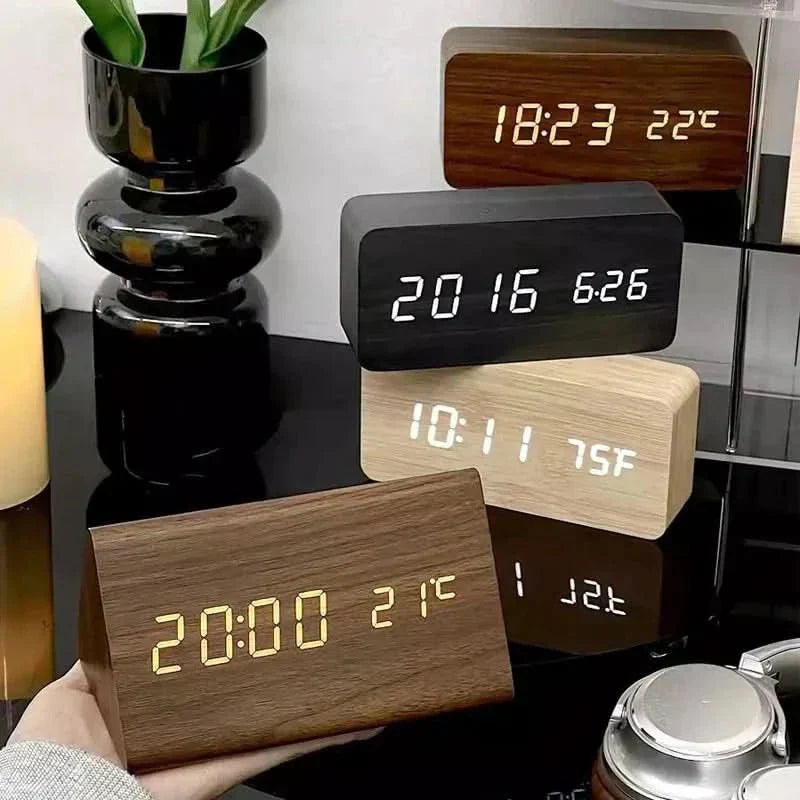LED-vækkeur med temperaturvisning og 3 alarmtider
