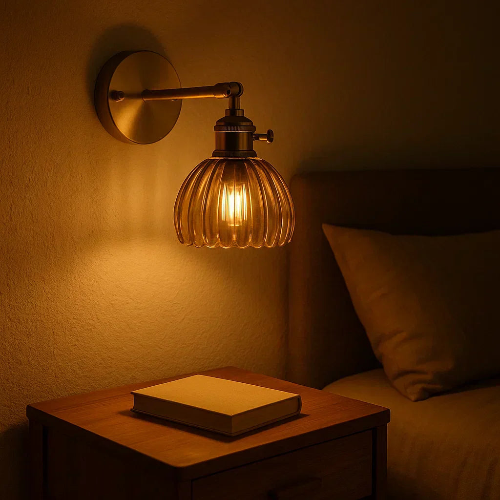 Lampa ścienna z szklanym kloszem w kształcie tulipana