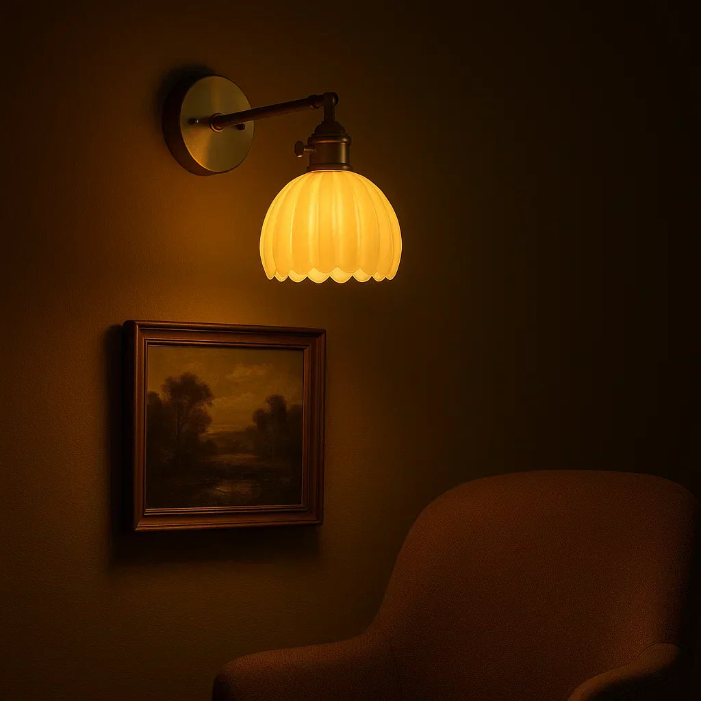Lampa ścienna z szklanym kloszem w kształcie tulipana