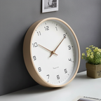 Holz-Wanduhr mit leisem Uhrwerk und minimalistischer Gestaltung