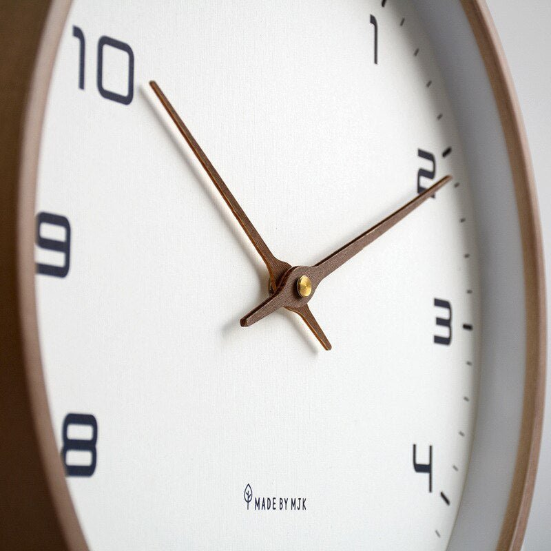 Holz-Wanduhr mit leisem Uhrwerk und minimalistischer Gestaltung