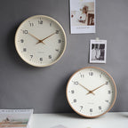 Holz-Wanduhr mit leisem Uhrwerk und minimalistischer Gestaltung