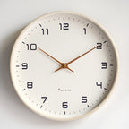 Holz-Wanduhr mit leisem Uhrwerk und minimalistischer Gestaltung