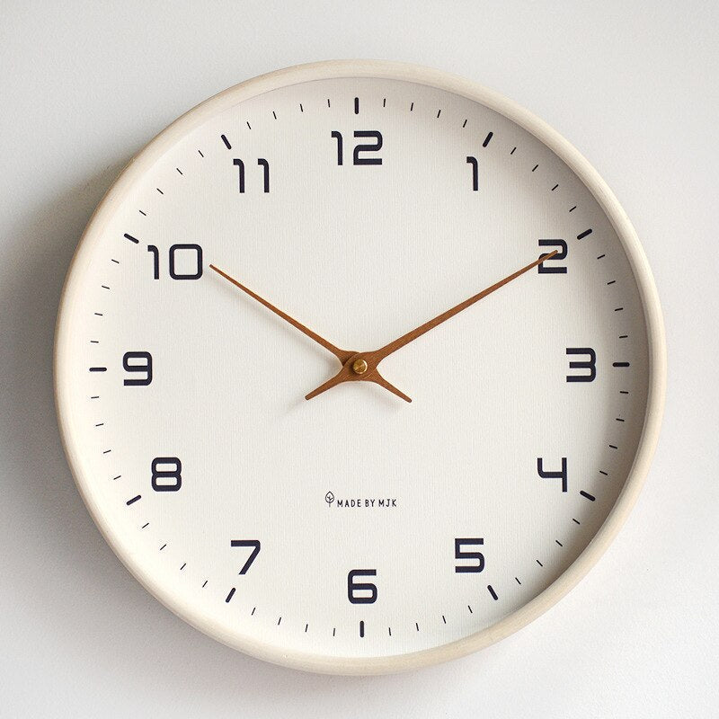 Holz-Wanduhr mit leisem Uhrwerk und minimalistischer Gestaltung